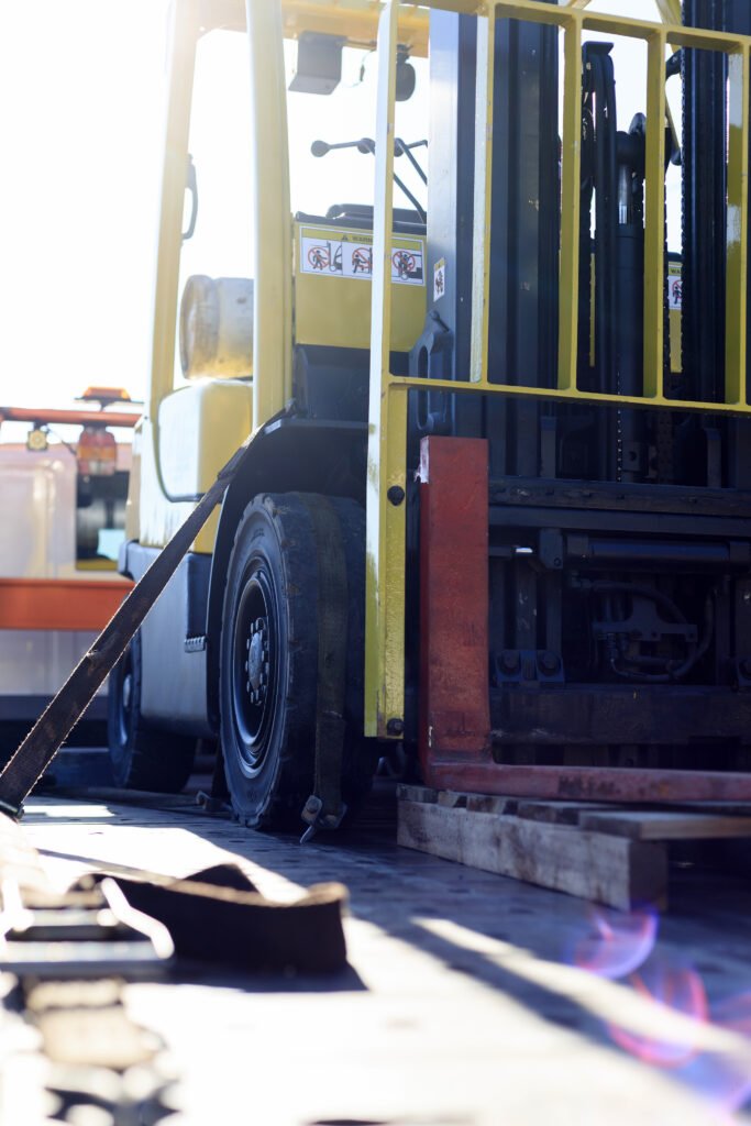 Empilhadeira AMG Locações em operação no depósito