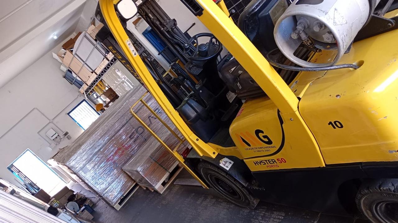 Frota de empilhadeiras AMG em galpão industrial