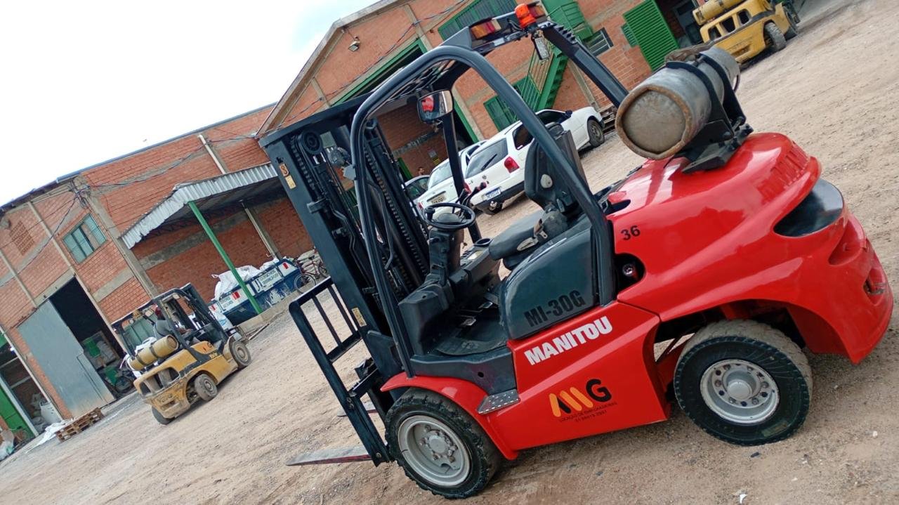 Empilhadeira em operação no galpão